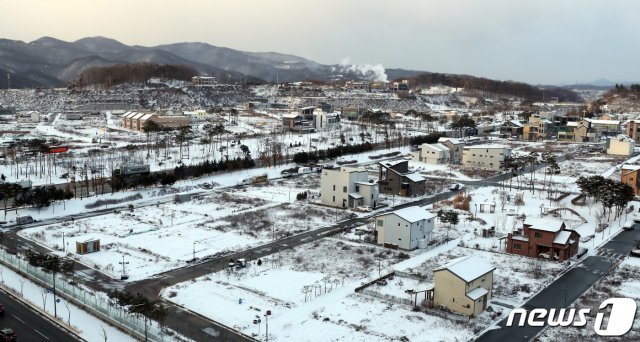 30일 세종시에 지난 밤사이 내린 눈이 소복이 쌓여 있다. 2020.12.30/뉴스1 © News1