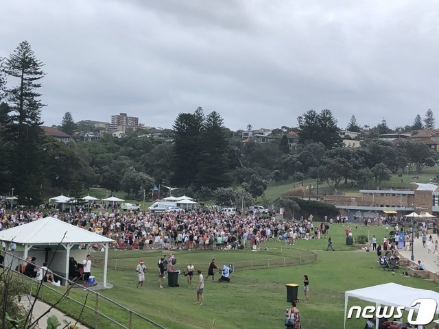 25일 호주 시드니 브론테 해변 인근 공원에서 열린 크리스마스 파티 현장.  (시드니모닝헤럴드 기자 피터 한남 소셜미디어)