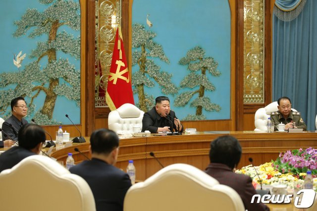 김정은 북한 국무위원장이 지난 29일 정치국 회의를 지도했다고 노동당 기관지 노동신문이 30일 전했다. (평양 노동신문=뉴스1)