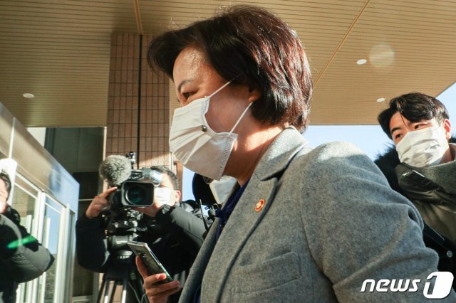 추미애 법무부장관이 30일 오전 경기도 과천 법무부청사로 출근하고 있다. © News1