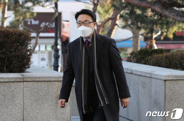 헌법재판소 선임연구관인 김진욱 초대 고위공직자범죄수사처(공수처)장 후보자가 30일 서울 종로구 헌법재판소로 출근하고 있다.  2020.12.30/뉴스1 © News1