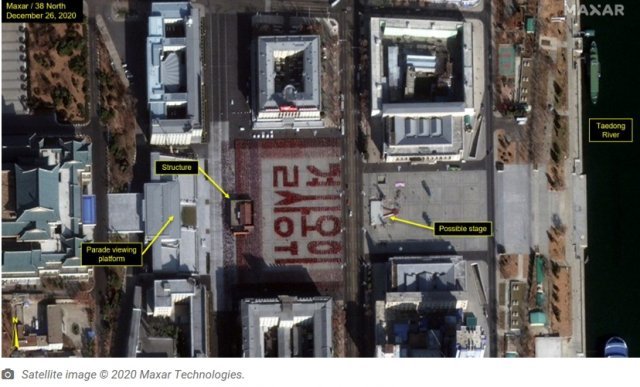 26일 북한 평양의 김일성광장에서 수 천 명의 사람이 매스게임으로 만든 ‘결사옹위’ 글자가 위성사진에 포착됐다. 38노스 홈페이지 캡쳐