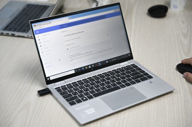 HP 노트북에 기본 포함된 슈어 클릭 브라우저를 실행한 예시, 일반 브라우저에 비해 보안 우려가 적은 게 특징이다. 출처=IT동아