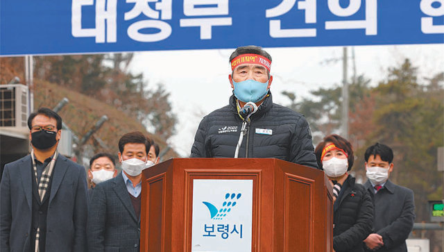 김동일 보령시장은 29일 보령화력본부 정문 앞에서 기자회견을 열고 “국가 에너지정책 변화로 우리 지역에 닥친 위기가 지역 발전의 동력이자 전환의 기회가 되도록 해달라”고 정부와 충남도에 건의했다. 보령시 제공