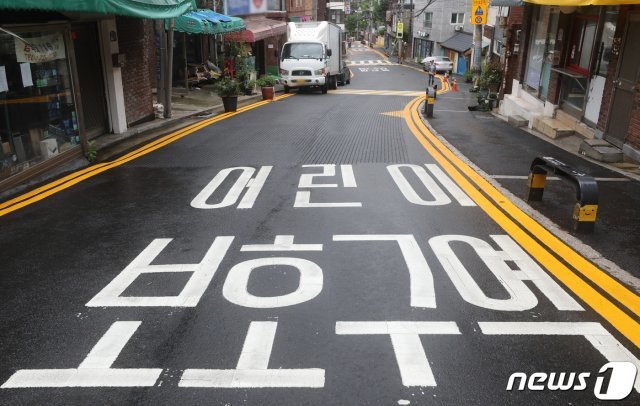 어린이보호구역 내 불법 주정차 차량에 과태료 부과가 실시된 3일 종로구 한 초등학교 앞 도로에 차량들이 주차돼 있다. 2020.8.3/뉴스1 © News1