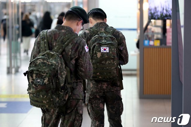 올해 넘기면 못쓴 휴가 소멸”…軍부대 지침에 뿔난 장병들｜동아일보