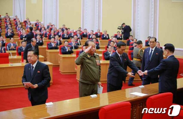 김재룡 제8차 당 대회 준비위원회 위원장으로부터 당 대회 대표증을 받고 있는 김덕훈 내각총리의 모습. (평양 노동신문=뉴스1)