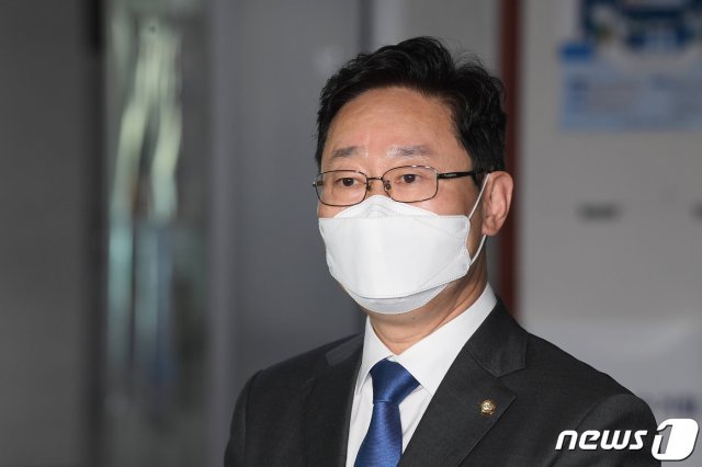 법무부 장관 후보자로 지명된 박범계 더불어민주당 의원이 30일 오후 서울 여의도 국회 의원회관에서 지명 소회를 밝히고 있다. 박 후보자는 “엄중한 상황에 부족한 사람이 법무부 장관 후보로 지명 받아 어깨가 무겁습니다. 국민의 목소리를 경청하여 검찰개혁을 완수하겠습니다. 이제 법무행정도 민생에 힘이 되어야 합니다. 청문회 잘 준비하겠습니다“라고 밝혔다. 2020.12.30/뉴스1 © News1