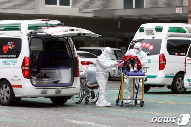 29일 오후 서울 구로구 미소들요양병원에서 신종 코로나바이러스 감염증(코로나19) 무증상자가 병원을 빠져나가기 위해 구급차에 탑승하고 있다. 현재까지 구로구 요양병원 확진자는 175명 발생했다. 이중 129명은 감염병 전담병원으로 이송됐지만, 46명은 아직 병상을 배정받지 못하고 격리 중이다. 의료진 확진자는 간호사 9명이다. 2020.12.29/뉴스1 © News1