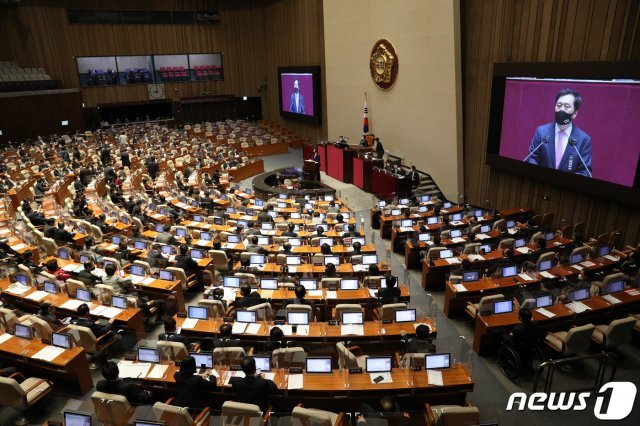 김기현 국민의힘 의원이 지난 9일 밤 서울 여의도 국회에서 열린 본회의에서 공수처(고위공직자범죄수사처)법 개정안에 대한 필리버스터(무제한 토론을 통한 합법적 의사진행 방해)를 하고 있다. 2020.12.9/뉴스1 © News1