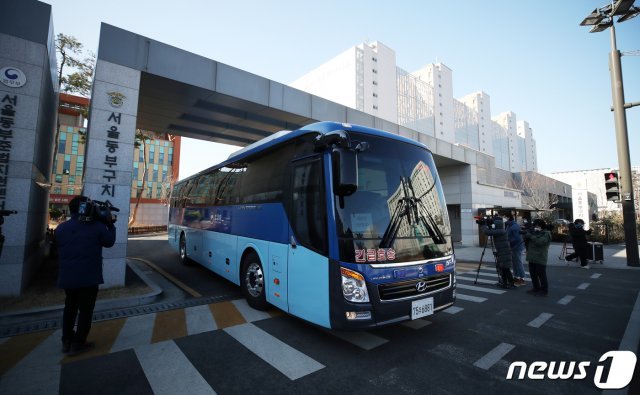 호송차량이 서울 송파구 동부구치소를 나서고 있다. 2020.12.30/뉴스1 © News1