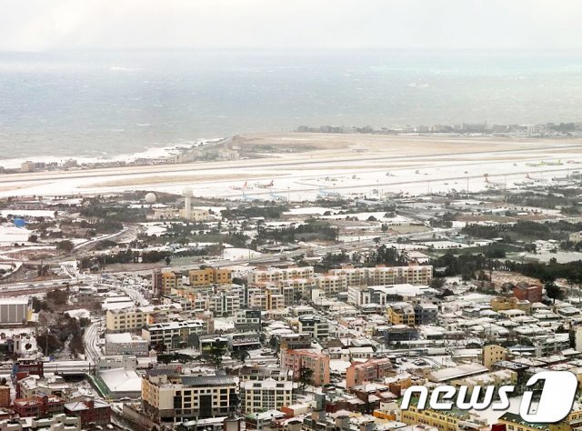 제주도 전역에 대설특보가 내려진 30일 오전 제주시 노형동 제주드림타워 38층에서 바라본 제주시 도심이 하얀 눈으로 덮혀 있다.(제주드림타워 제공)2020.12.30/뉴스1 © News1