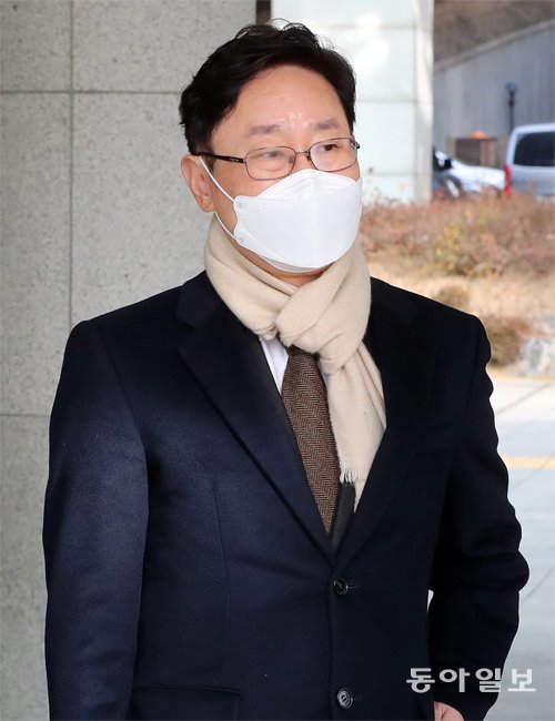 박범계 법무부 장관 후보자가 지난해 12월 31일 오후 후보자 사무실이 마련된 서울고검 청사를 떠나며 취재진의 질문에 답하고 있다. 전영한 기자 scoopjyh@donga.com