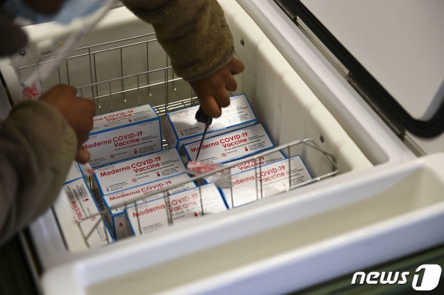 28일 미 육군 병원 직원들이 주한 미군 주둔지 오산 공군기지에서 에서 신종 코로나바이러스 감염증(코로나19)백신을 받고 있다.  (미공군 제공) 2020.12.28/뉴스1 © News1