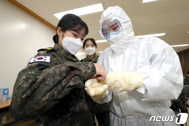 18일 충남지역 생활치료센터에서 코로나19 추가 확산을 차단하기 위한 범정부적 대응 지원대책에 따라 투입된 국군간호사관학교 3학년 생도들이 개인보호구 착용법에 대한 교육을 받고 있다. (국방부 제공) 2020.12.18/뉴스1
