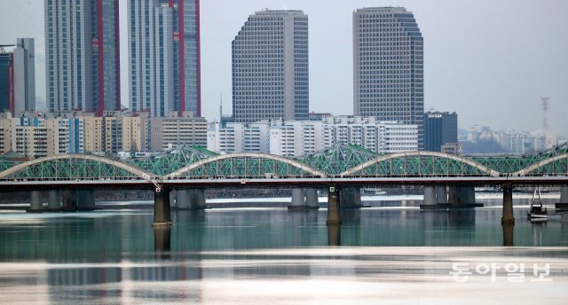 1일 오전 서울 한강대교 위에서 수많은 시민들이 2021년 첫 일출을 기다리고 있다.