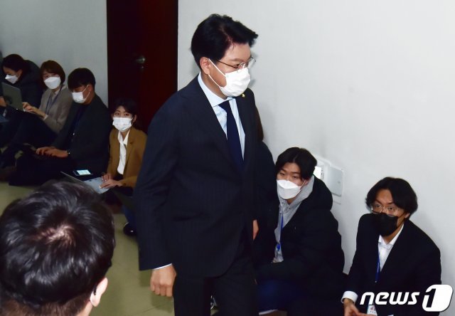 장제원 국민의힘 의원이 서울 여의도 국회 법제사법위원회 안건조정위원회 회의실에 입장하고 있다. 2020.12.8/뉴스1 © News1