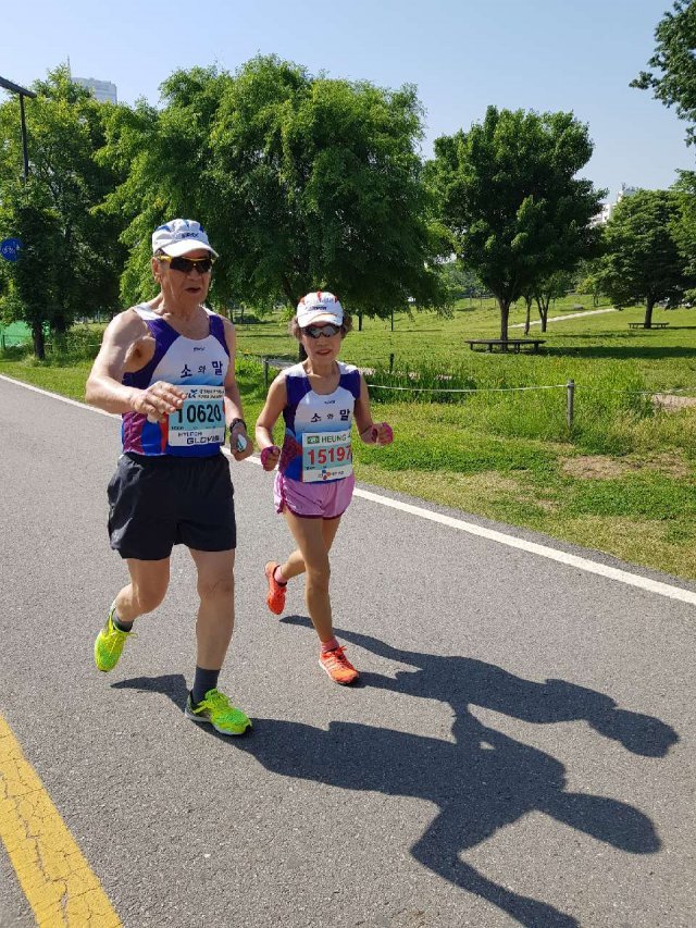 양만석(왼쪽) 김정자 씨 부부가 한 마라톤대회에서 달리고 있다. 두 부부는 지금까지 약 500회를 함께 달렸다. 양만석 씨 제공.