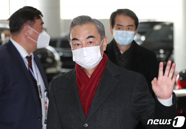 사흘간의 방한 일정을 마친 왕이(王毅) 중국 외교부장 겸 국무위원이 27일 오후 인천국제공항 2터미널을 통해 출국하고 있다. 2020.11.27/뉴스1 © News1