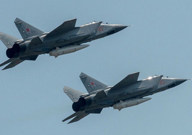 러시아 미그-31 전투기가 극초음속 미사일 킨잘을 탑재한 채 비행하고 있다. [러시아 국방부]