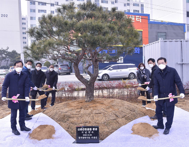 이용섭 광주시장이 지난해 12월 23일 광주 광산구 신촌근린공원에서 열린 장기미집행 일몰대상 제1호 도시공원 준공 기념 행사에 참석해 김삼호 광산구청장과 함께 기념식수를 하고 있다. 광주시 제공