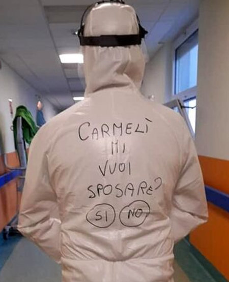 청혼 문구가 쓰인 방호복을 입은 이탈리아 간호사 주세페 푼젠테 씨의 뒷모습. 사진 출처 푼젠테 씨 페이스북