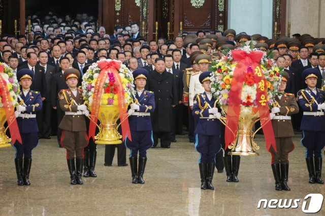 지난 1일 북한 김정은 국무위원장은 새해를 맞아 노동당 제8차 대회 대표자들과 함께 금수산태양궁전을 찾았다.(평양 노동신문=뉴스1)