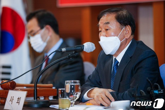 이재오 국민의힘 상임고문이 10일 오전 서울 중구 프레스센터에서 열린 ‘문재인 정권 폭정종식을 위한 정당·시민사회단체 대표자 연석회의’에 참석해 인사말을 하고 있다. 2020.12.10/뉴스1 © News1