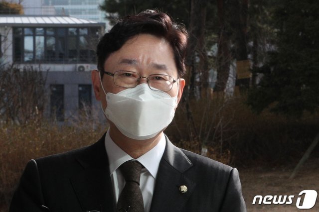 박범계 법무부 장관 후보자가 31일 서울 서초구 서울고등검찰청에 마련된 인사청문회 사무실로 출근하고 있다. 2020.12.31/뉴스1 © News1