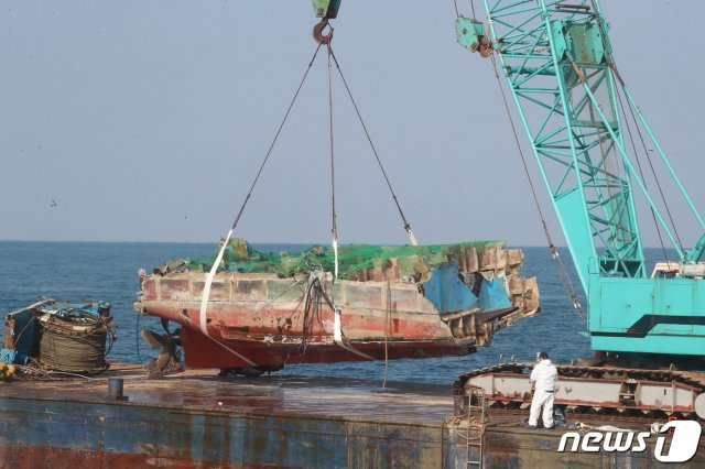 4일 제주 해상에서 전복사고가 발생한 어선 32명민호(39톤·한림선적)의 선미(배 뒷부분) 인양 작업이 완료됐다. 인근 바닷속에서 실종자로 추정되는 시신 1구가 발견돼 신원 확인 중이다.2021.1.4/뉴스1© News1