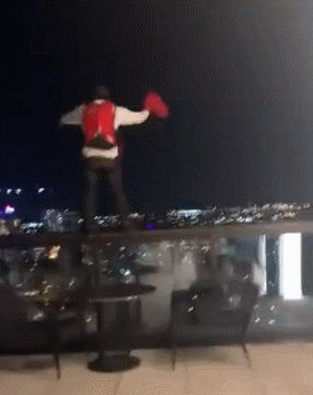 미국 테네시주 내슈빌의 그랜드하얏트 호텔 25층 루프탑바에서 신원미상의 두 남성이 갑자기 뛰어내렸다. 낙하산을 메고 있던 이들은 인근 주차장에 착지한 뒤 차를 타고 사라졌다. 제보자 아만다 배글리 트위터 캡처