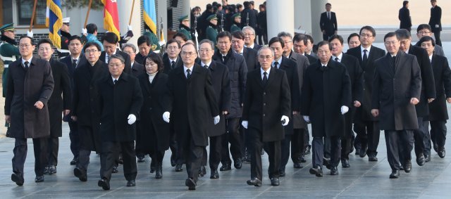 2018년 1월 2일 문무일 검찰총장과 검찰 간부들이 현충탑을 참배하기 위해 이동하고 있다. 문 총장 뒷편으로 당시 윤석열 서울중앙지검장이 보인다. 뉴스1