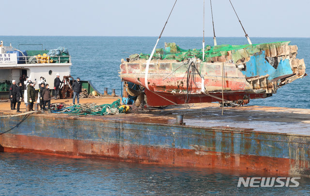 4일 오전 제주항 2부두 방파제 인근 해상에서 한림선적 저인망어선 32명민호(39t·승선원 7명) 선미 인양작업이 진행되고 있다. 뉴시스