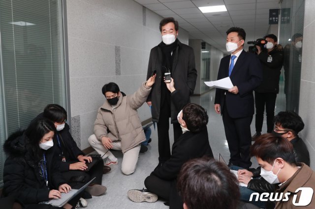 이낙연 더불어민주당 대표가 지난 3일 오후 서울 여의도 국회 의원회관 사무실에서 열린 비공개 최고위원 간담회를 마친 후 취재진의 질의에 답하고 있다. 민주당 최고위는 “국민 공감대와 당사자들의 반성이 중요하다”면서 “앞으로 국민과 당원의 뜻을 존중하기로 했다”고 결정, 당분간 사면 단어를 꺼내지 않기로 했다. © News1