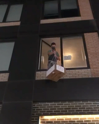 와튼 스쿨의 대학원생이자 미국 필라델피아에서 피자가게를 운영하는 벤 버만(27·남)이 창문 밖으로 피자를 내려보내는 모습. 굿피자 인스타그램 갈무리