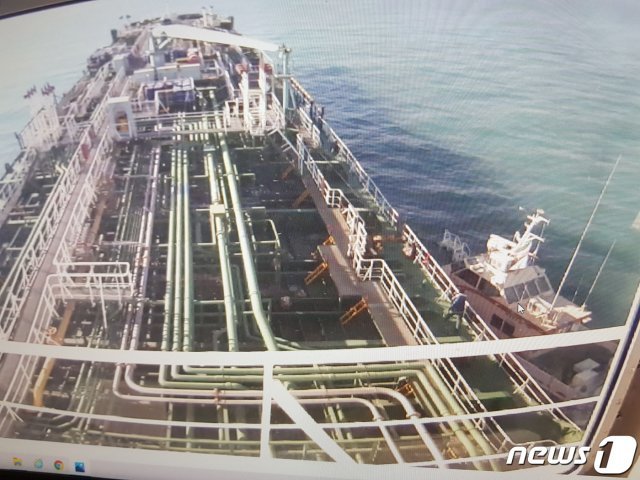 한국시간 4일 오후 8시쯤 이란혁명수비대에 나포된 것으로 알려진 한국 선박 ‘한국케미(HANKUK CHEMI,1만7426톤)호에 달린 폐쇄회로(CCTV)에 찍힌 영상. 한국케미호 오른쪽에는 이란 혁명수비대 소속 경비정으로 추정되는 선박이 붙어있다.(㈜타이쿤쉬핑 제공)© 뉴스1