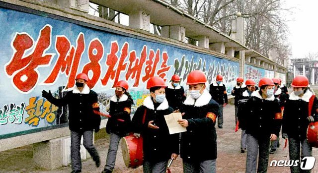 북한 노동당 기관지 노동신문은 5일 중요 공장·기업소에서 화선식 경제선동에 나선 예술단체들을 조명했다. (평양 노동신문=뉴스1)