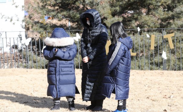 정인 양 묘소를 찾은 배우 이영애와 쌍둥이 남매. 뉴스1