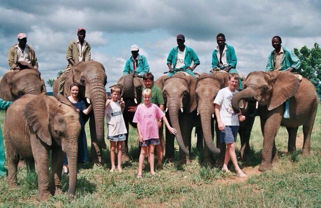 엠마가 이용한 코끼리 체험장의 소유자인 헨스만 가족과 직원들의 모습. 언론인 야사르 알리 트위터 갈무리