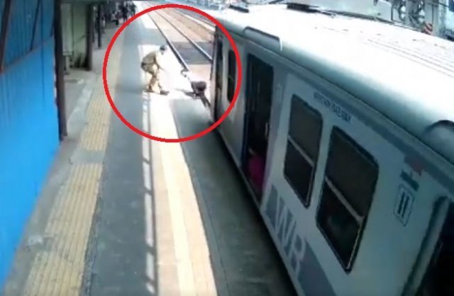 인도 뭄바이의 한 기차역에서 고팔 소란키(60)라는 남성이 맞은편 승강장으로 가기 위해 선로에 뛰어들었다가 열차에 치일 뻔했다. 폐쇄회로(CC)TV 영상을 공개한 인도의 한 변호사 트위터(@ss_suryawanshi) 갈무리