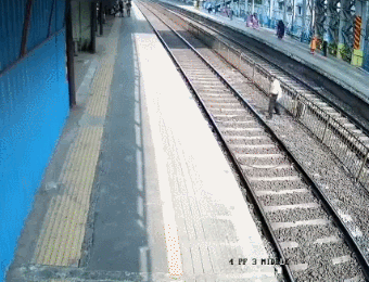 인도 뭄바이의 한 기차역에서 고팔 소란키(60)라는 남성이 맞은편 승강장으로 가기 위해 선로에 뛰어들었다가 열차에 치일 뻔했다. 폐쇄회로(CC)TV 영상을 공개한 인도의 한 변호사 트위터(@ss_suryawanshi) 갈무리