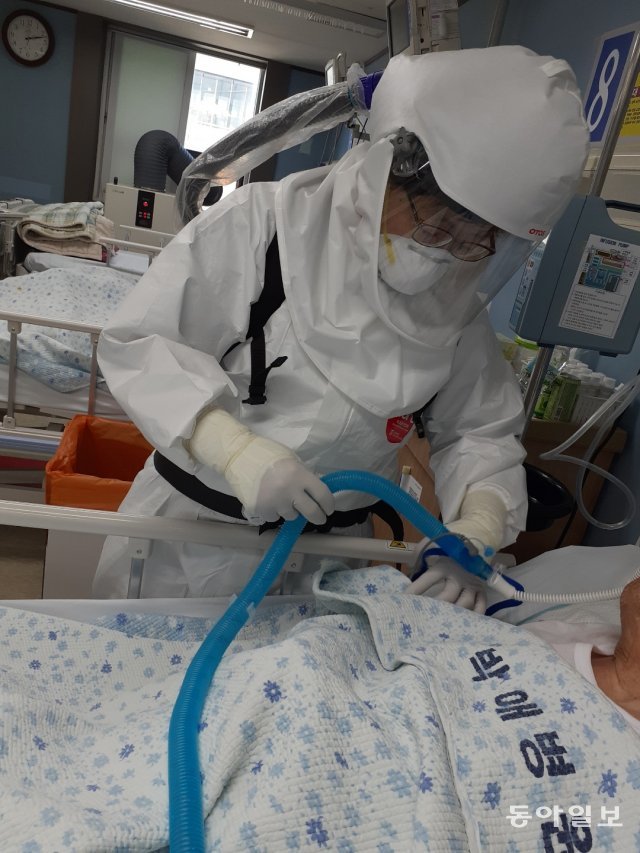 5일 경기 평택시 박애병원에서 김현아 간호사가 코로나19 환자를 돌보고 있다.