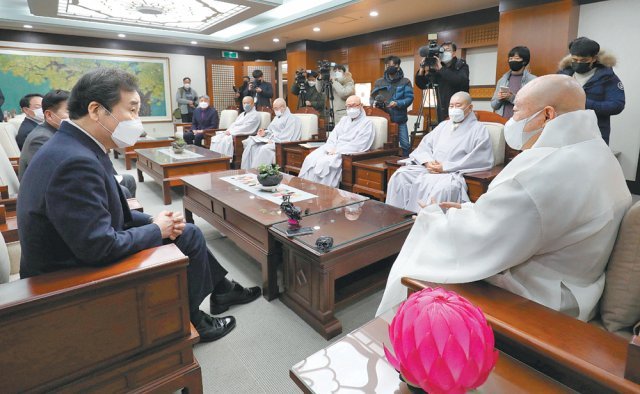 더불어민주당 이낙연 대표(왼쪽)가 5일 신년인사를 위해 서울 종로구 한국불교역사문화기념관에서 대한불교조계종 총무원장 원행 스님(오른쪽)을 만나 대화를 나누고 있다. 국회사진기자단