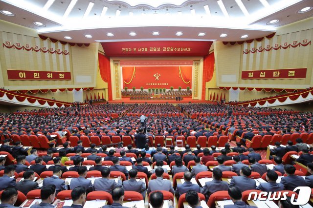 북한 노동당 기관지 노동신문은 지난 5일 평양에서 제8차 당 대회가 개막했다고 6일 보도했다. 전날 당 대회에 참석한 대표자는 총 4750명이다. (평양 노동신문=뉴스1)