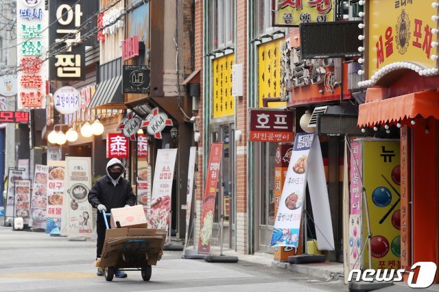 서울 영등포 먹자골목이 점심시간인데도 불구하고 한산한 모습을 보이고 있다. 2020.12.29 © News1