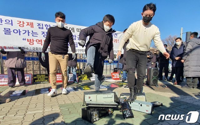 6일 서울 여의도 국회 앞에서 한국코인노래연습장협회 업주들이 사용 못하게 된 노래방 기기를 파기하는 퍼포먼스를 하고 있다 © 뉴스1