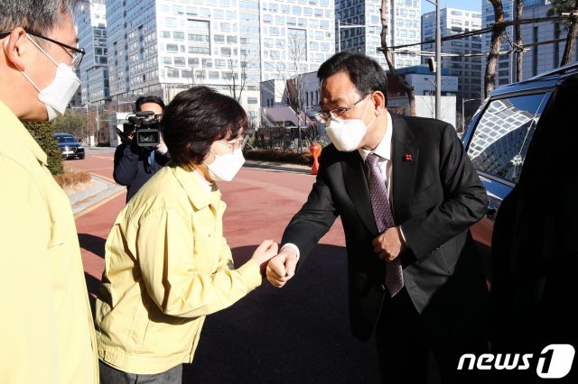 주호영 국민의힘 원내대표가 6일 오전 코로나19 집단 감염이 발생한 서울 동부구치소를 방문해 이영희 법무부 교정본부 본부장과 인사하고 있다. 2021.1.6 © News1 국회사진취재단