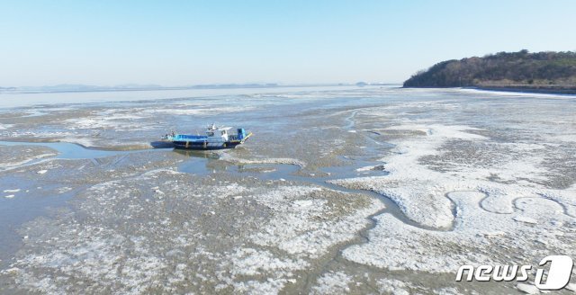 6일 북극발 한파의 영향으로 인천 영종도 예단포 선착장 갯벌이 꽁꽁 얼어있다.  2021.1.6 © News1