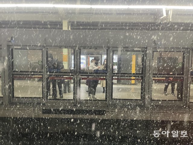 6일 서울을 비롯한 중부지방 퇴근길에 눈이 내렸다. 1호선 노량진역에 눈이 내리고 있다. 원대연 기자 yeon72@donga.com