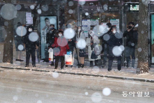 6일 서울을 비롯한 중부지방 퇴근길에 눈이 내렸다. 시민들이 버스를 기다리고 있다. 김재명 기자 base@donga.com